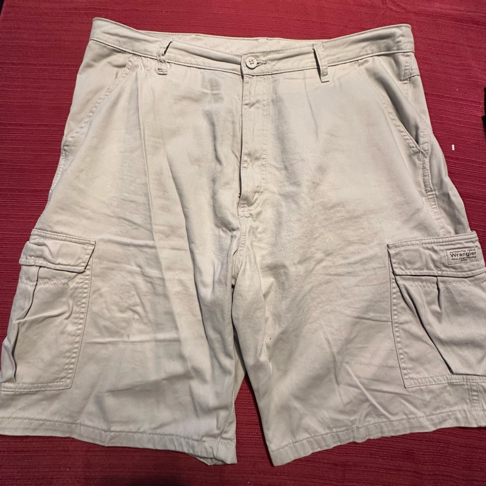 Wrangler shorts size 38 khaki color